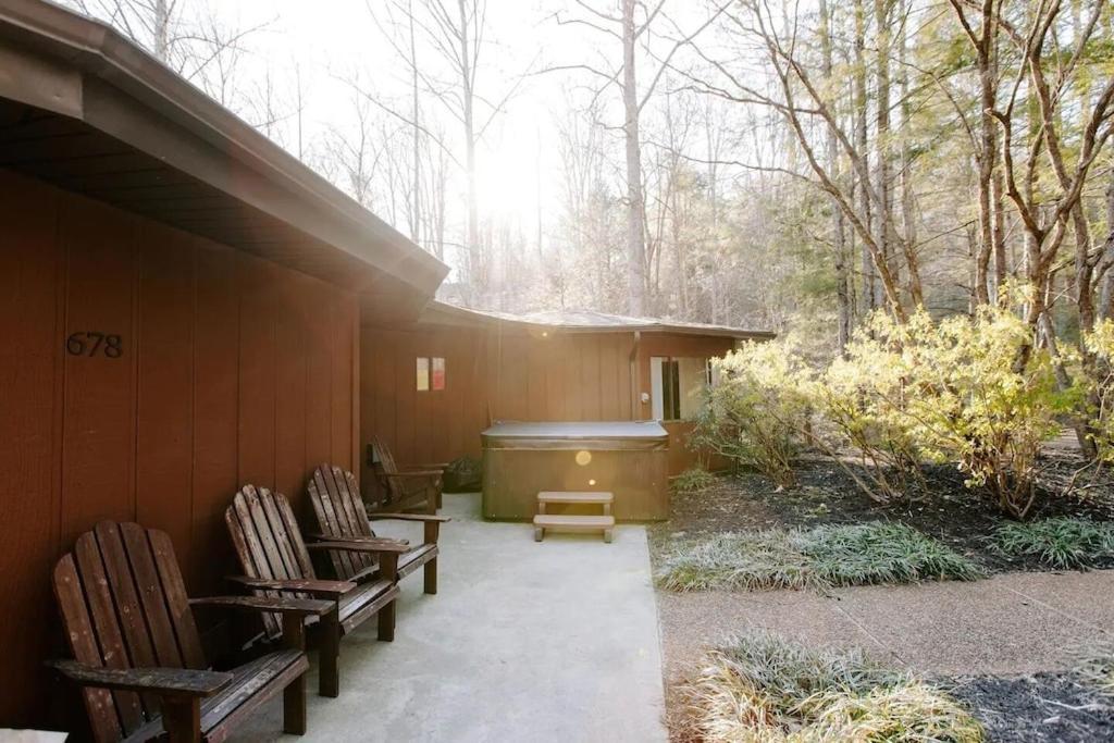 Cabin With Treehouse Views, 3 King Beds, 4 Bunks, And Large Hot Tub! Gatlinburg Εξωτερικό φωτογραφία