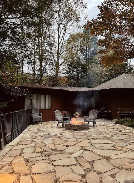 Cabin With Treehouse Views, 3 King Beds, 4 Bunks, And Large Hot Tub! Gatlinburg Εξωτερικό φωτογραφία
