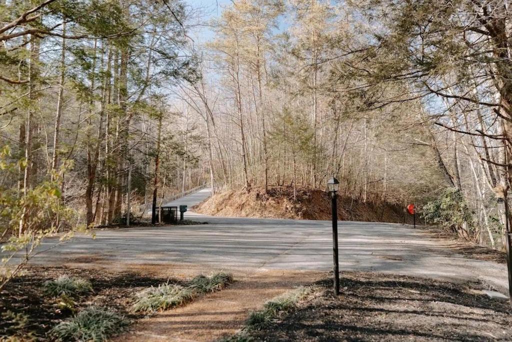Cabin With Treehouse Views, 3 King Beds, 4 Bunks, And Large Hot Tub! Gatlinburg Εξωτερικό φωτογραφία