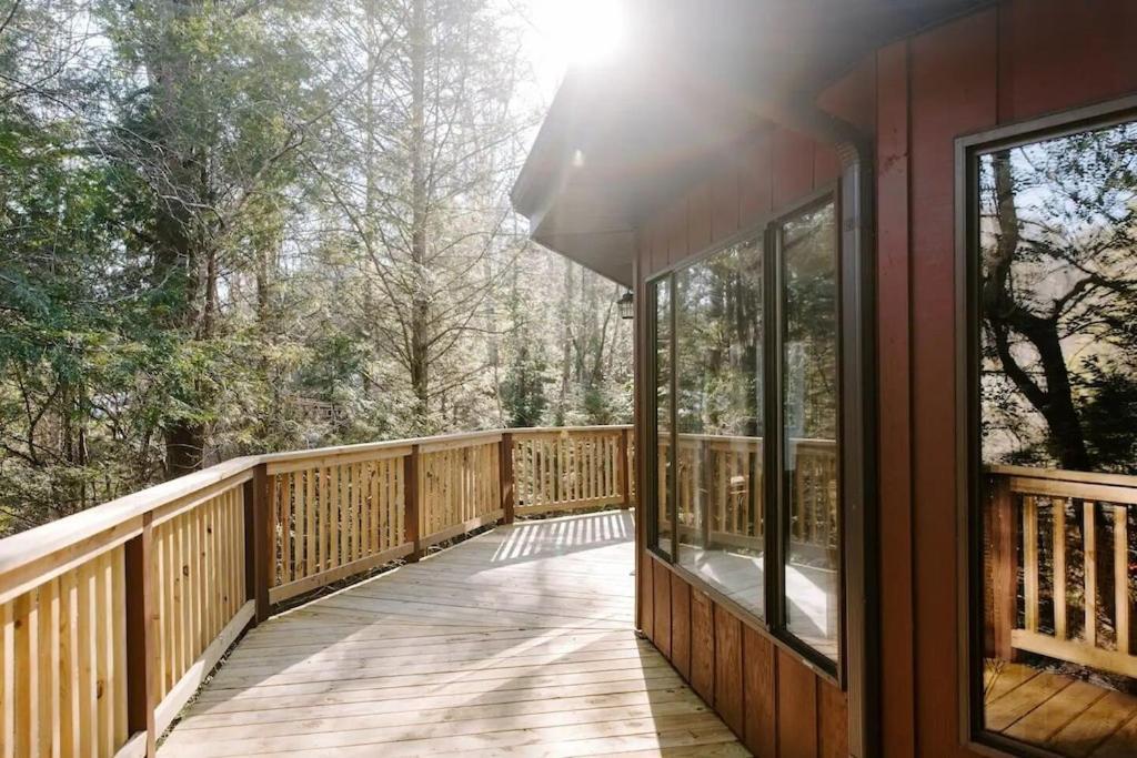 Cabin With Treehouse Views, 3 King Beds, 4 Bunks, And Large Hot Tub! Gatlinburg Εξωτερικό φωτογραφία