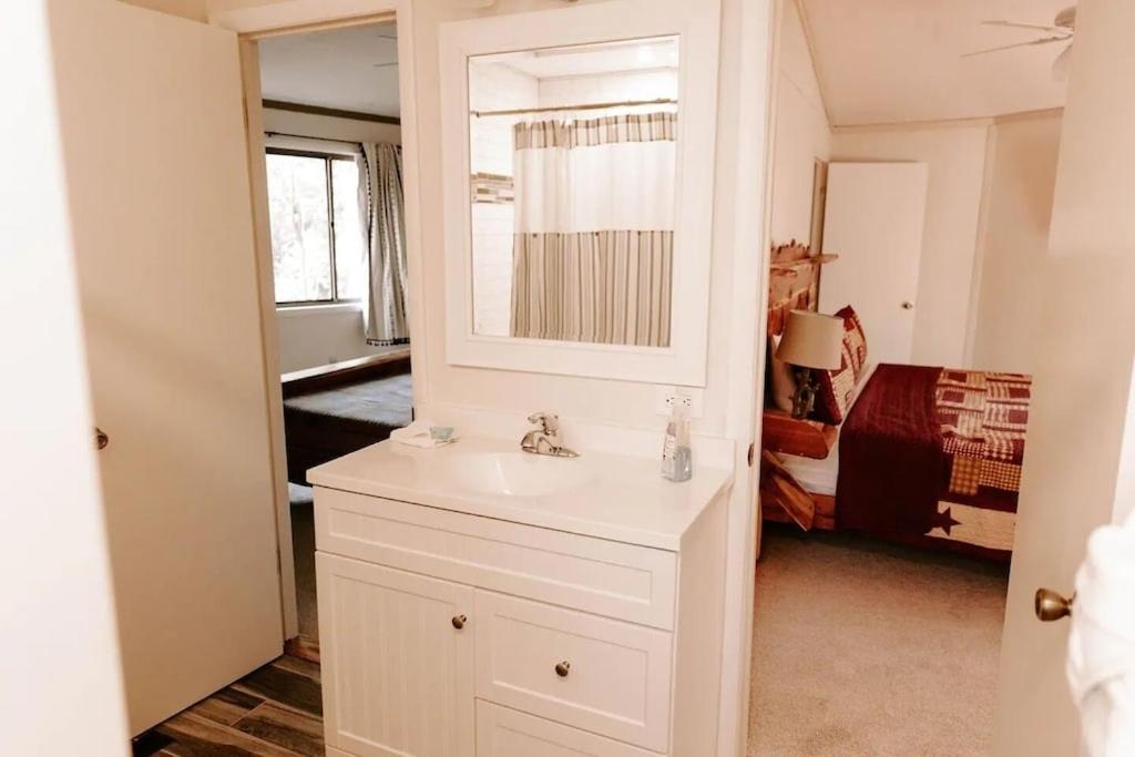 Cabin With Treehouse Views, 3 King Beds, 4 Bunks, And Large Hot Tub! Gatlinburg Εξωτερικό φωτογραφία