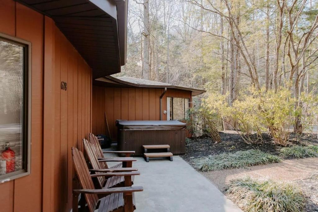 Cabin With Treehouse Views, 3 King Beds, 4 Bunks, And Large Hot Tub! Gatlinburg Εξωτερικό φωτογραφία